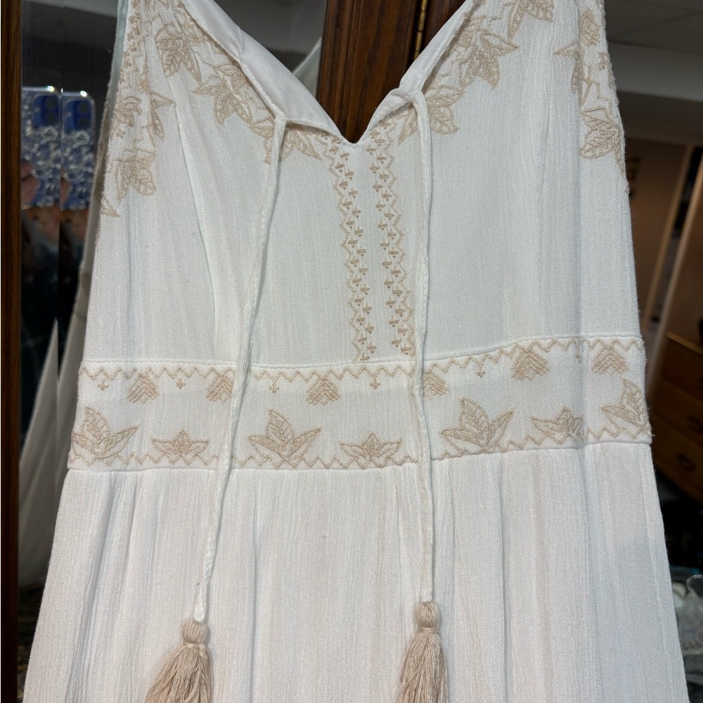 Maxi dress cream color with pretty embroidery lined. Size large - Picture 3 of 6